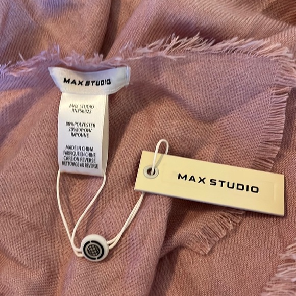 Max Studio Scarf/Wrap - Picture 2 of 5